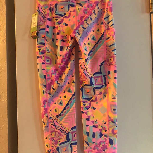 Lilly Pulitzer Luxletic weekend crop - Picture 2 of 7